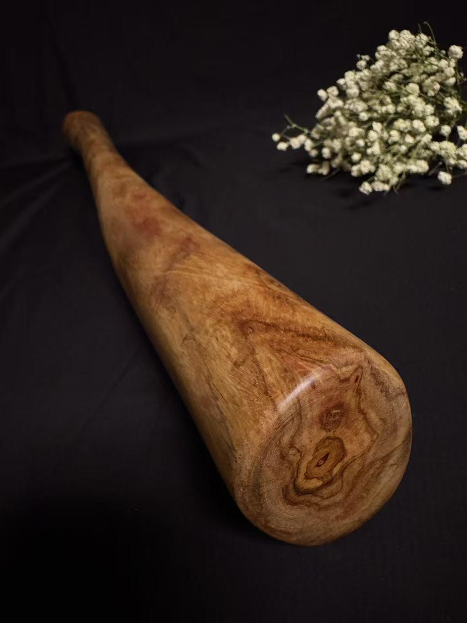 零元拍：NO.7终于在节前收到这批送出去加工的海南黄花梨随型把玩棍横财，这也许就是玩木头的乐趣吧，每一个花纹都独一无二，是自然与匠心的完美邂逅。 它保留了木材最本真的曲线，每一处起伏都像是时光在木头上留下的指纹。尺寸：626/55/60MM