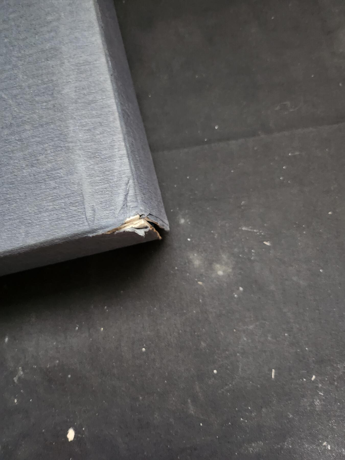 南水社第二次拍卖 日本赤十字会银色有功章牌匾（昭和六十一年，1986年）完好带原盒，少见，外盒四角有磨损使用痕迹