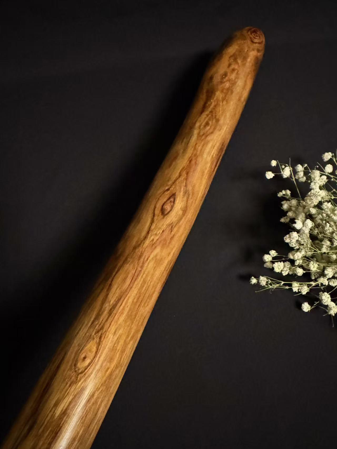 零元拍：NO.8终于在节前收到这批送出去加工的海南黄花梨随型把玩棍横财，这也许就是玩木头的乐趣吧，每一个花纹都独一无二，是自然与匠心的完美邂逅。 它保留了木材最本真的曲线，每一处起伏都像是时光在木头上留下的指纹。尺寸：453/37/80MM