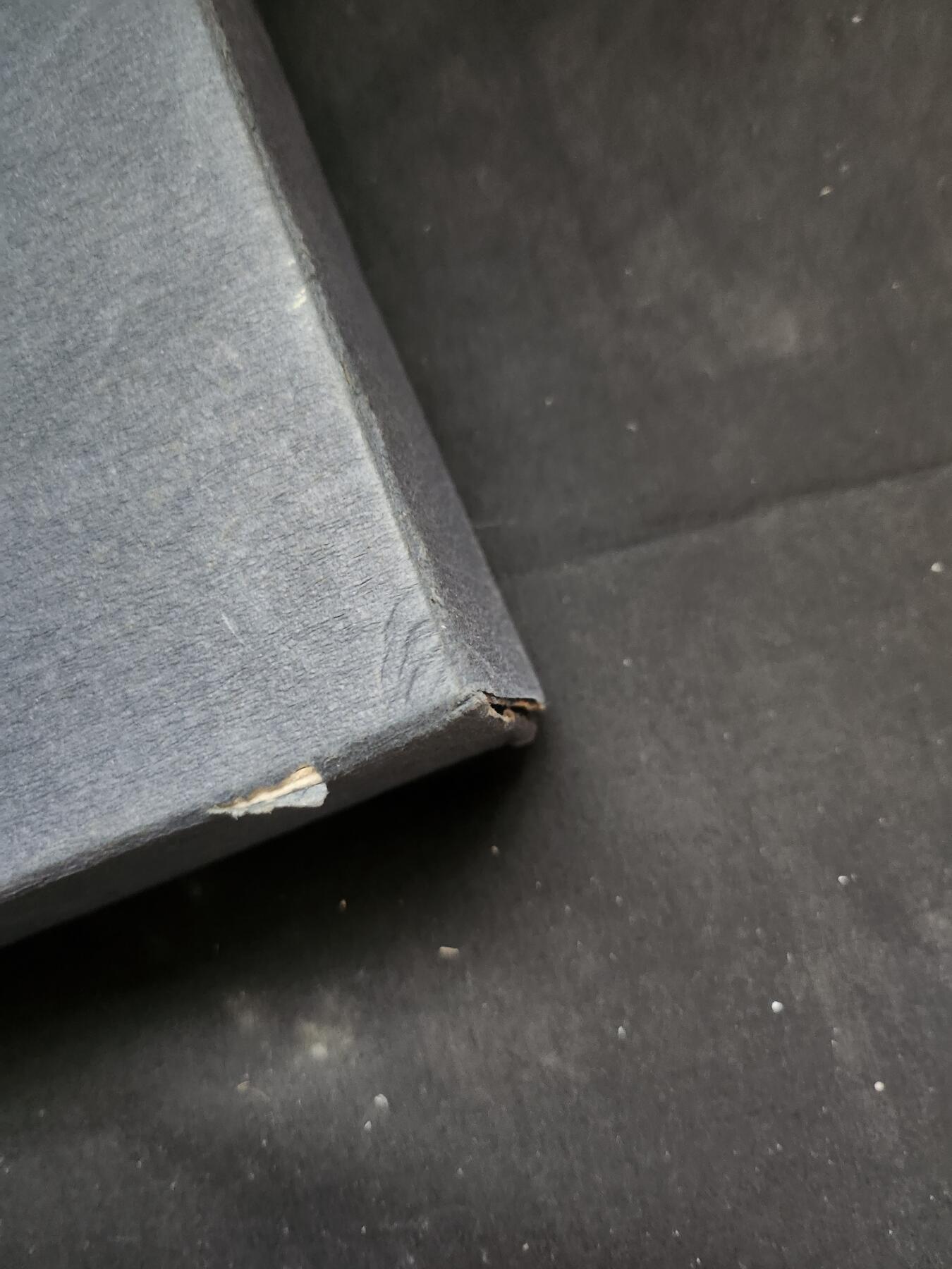 南水社第二次拍卖 日本赤十字会银色有功章牌匾（昭和六十一年，1986年）完好带原盒，少见，外盒四角有磨损使用痕迹