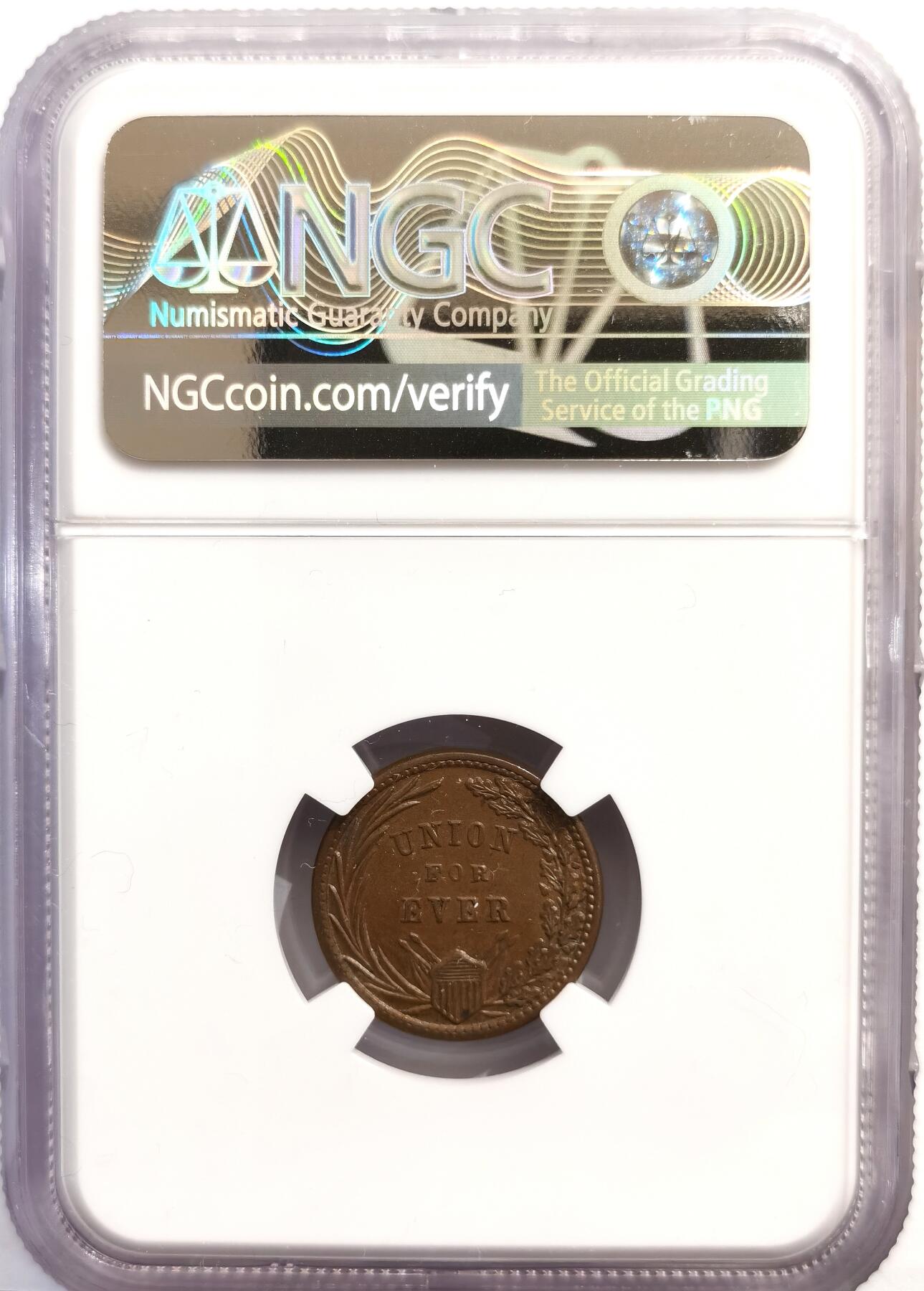 博洋堂世界钱币拍卖第162期（全场包邮） NGC MS62BN 美国1863年政治口号“战时第一，和平时亦第一”代币，稀少的美国内战代币，正值美国南北战争期间，经济动荡，民众囤积金银硬币，导致市面上小额零钱（如一分、半分硬币）极度短缺，为了维持商业运转，许多私人商家（如面包店、杂货铺）开始铸造这种铜质代币，作为“找零券”在本地流通