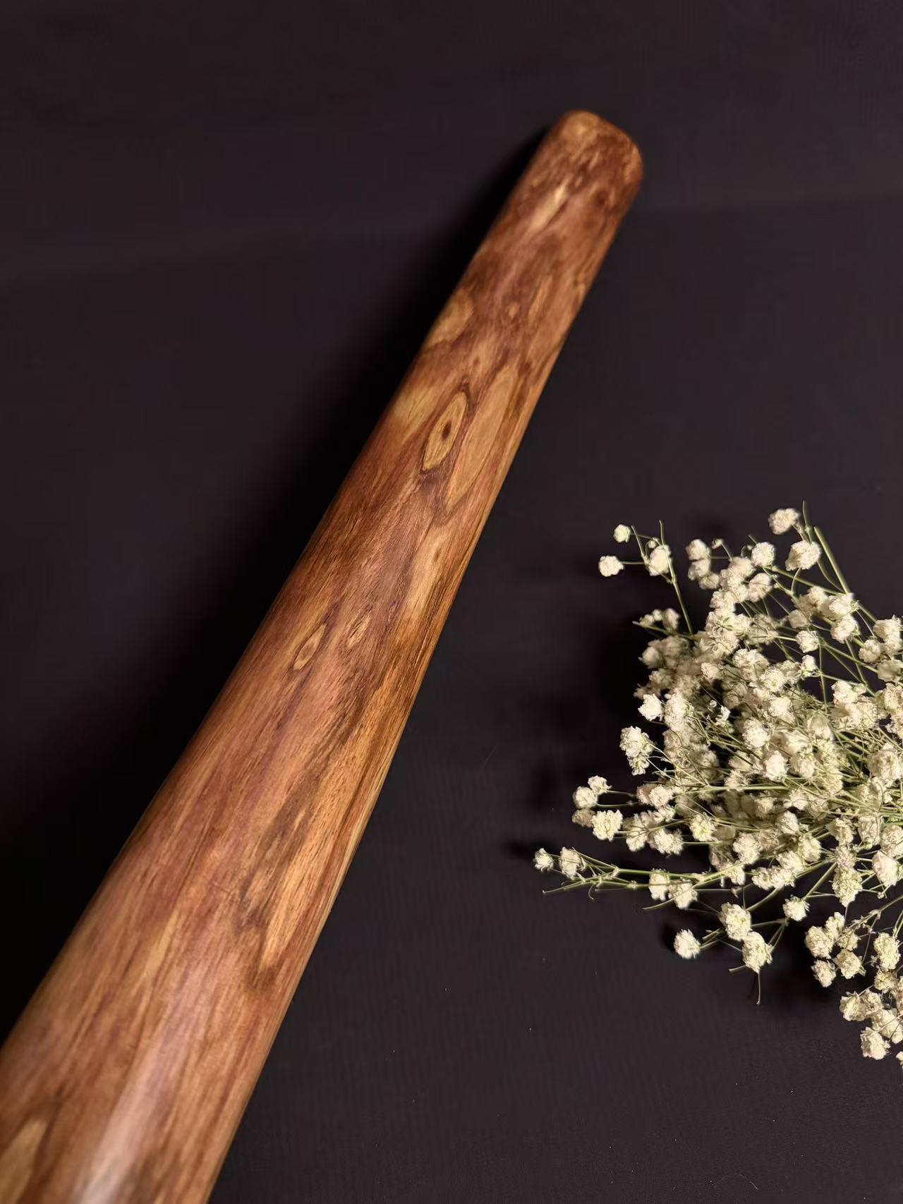 零元拍：NO.8终于在节前收到这批送出去加工的海南黄花梨随型把玩棍横财，这也许就是玩木头的乐趣吧，每一个花纹都独一无二，是自然与匠心的完美邂逅。 它保留了木材最本真的曲线，每一处起伏都像是时光在木头上留下的指纹。尺寸：453/37/80MM