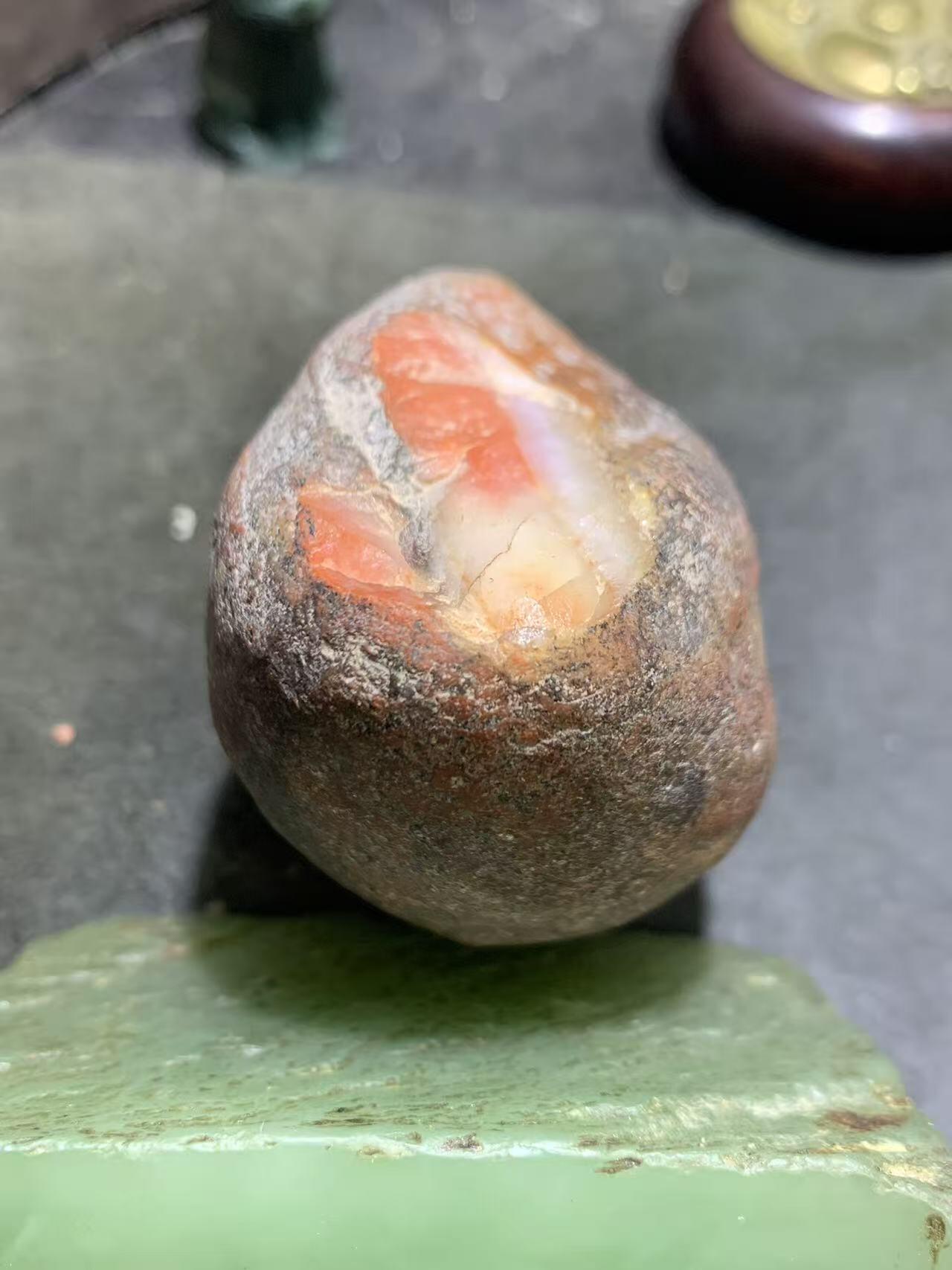 精美冻料红皮开窗料柿子红冻料南红玛瑙原石一颗，