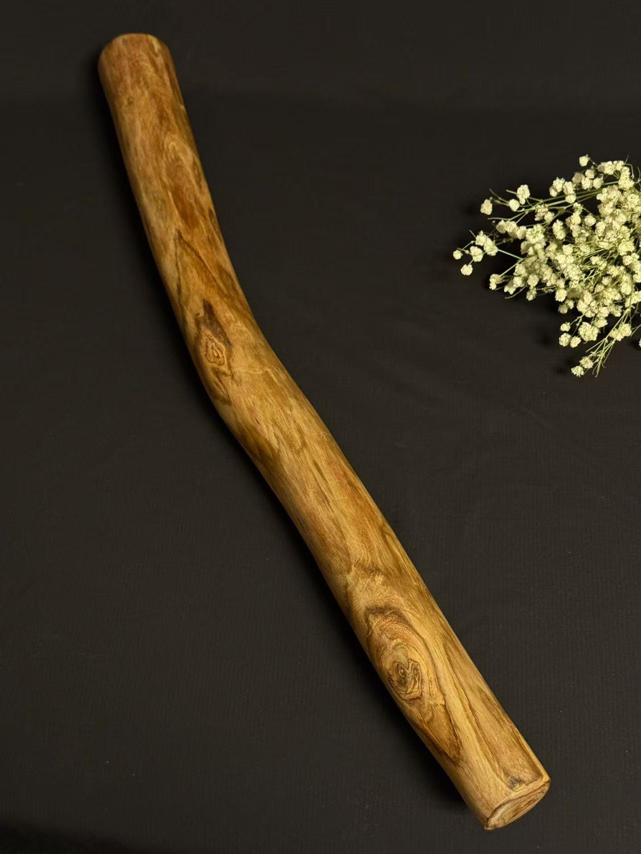 零元拍：NO.4终于在节前收到这批送出去加工的海南黄花梨随型把玩棍横财，这也许就是玩木头的乐趣吧，每一个花纹都独一无二，是自然与匠心的完美邂逅。 它保留了木材最本真的曲线，每一处起伏都像是时光在木头上留下的指纹。尺寸：585/50/36MM