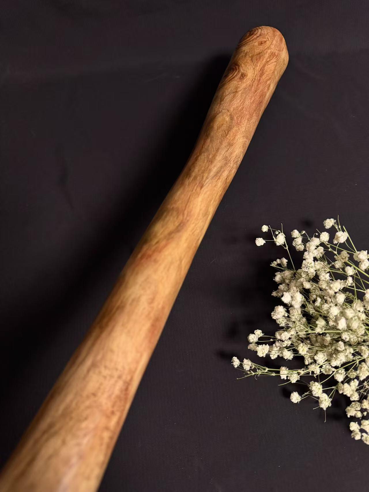 零元拍：NO.7终于在节前收到这批送出去加工的海南黄花梨随型把玩棍横财，这也许就是玩木头的乐趣吧，每一个花纹都独一无二，是自然与匠心的完美邂逅。 它保留了木材最本真的曲线，每一处起伏都像是时光在木头上留下的指纹。尺寸：626/55/60MM