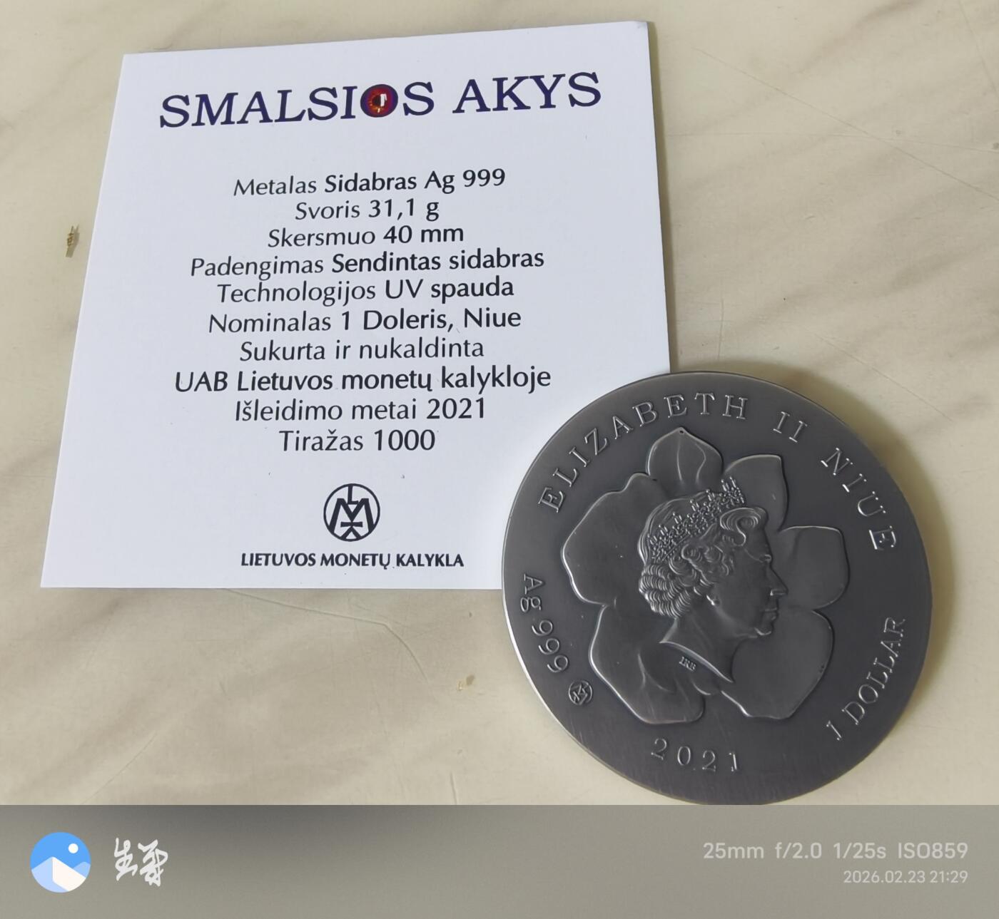 2021年纽埃发行童话古灵精怪的眼睛1盎司999银高浮雕彩色UV印刷纪念银币