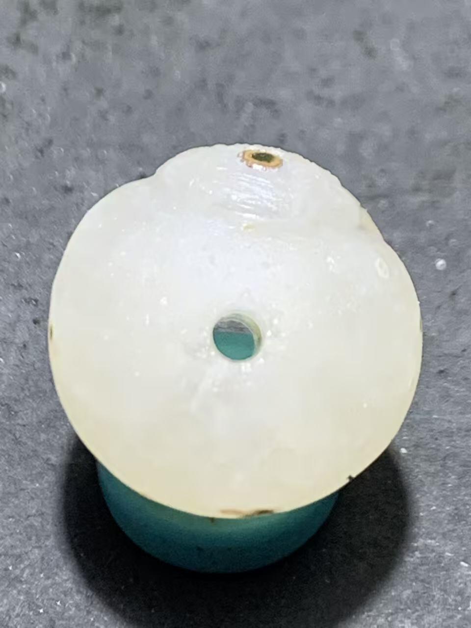 精美满冰飘亚光战国红玛瑙手工俏色巧雕喜鹊随形珠一个