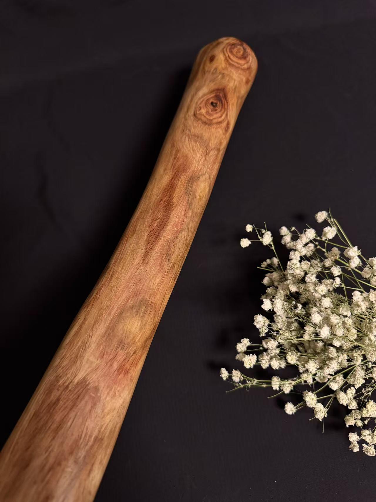 零元拍：NO.7终于在节前收到这批送出去加工的海南黄花梨随型把玩棍横财，这也许就是玩木头的乐趣吧，每一个花纹都独一无二，是自然与匠心的完美邂逅。 它保留了木材最本真的曲线，每一处起伏都像是时光在木头上留下的指纹。尺寸：626/55/60MM