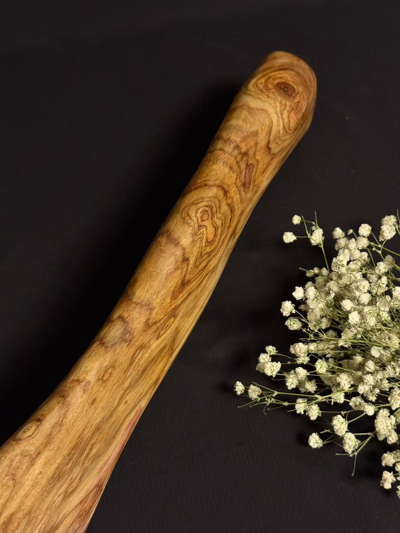 零元拍：NO.6终于在节前收到这批送出去加工的海南黄花梨随型把玩棍横财，这也许就是玩木头的乐趣吧，每一个花纹都独一无二，是自然与匠心的完美邂逅。 它保留了木材最本真的曲线，每一处起伏都像是时光在木头上留下的指纹。尺寸：550/55/30MM