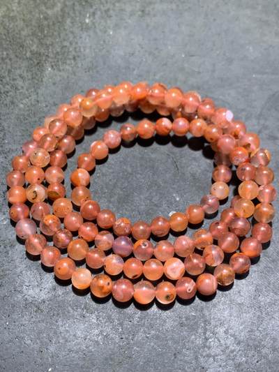 川料冻料飘红南红玛瑙多圈手串一条， 川料冻料飘红南红玛瑙多圈手串一条，