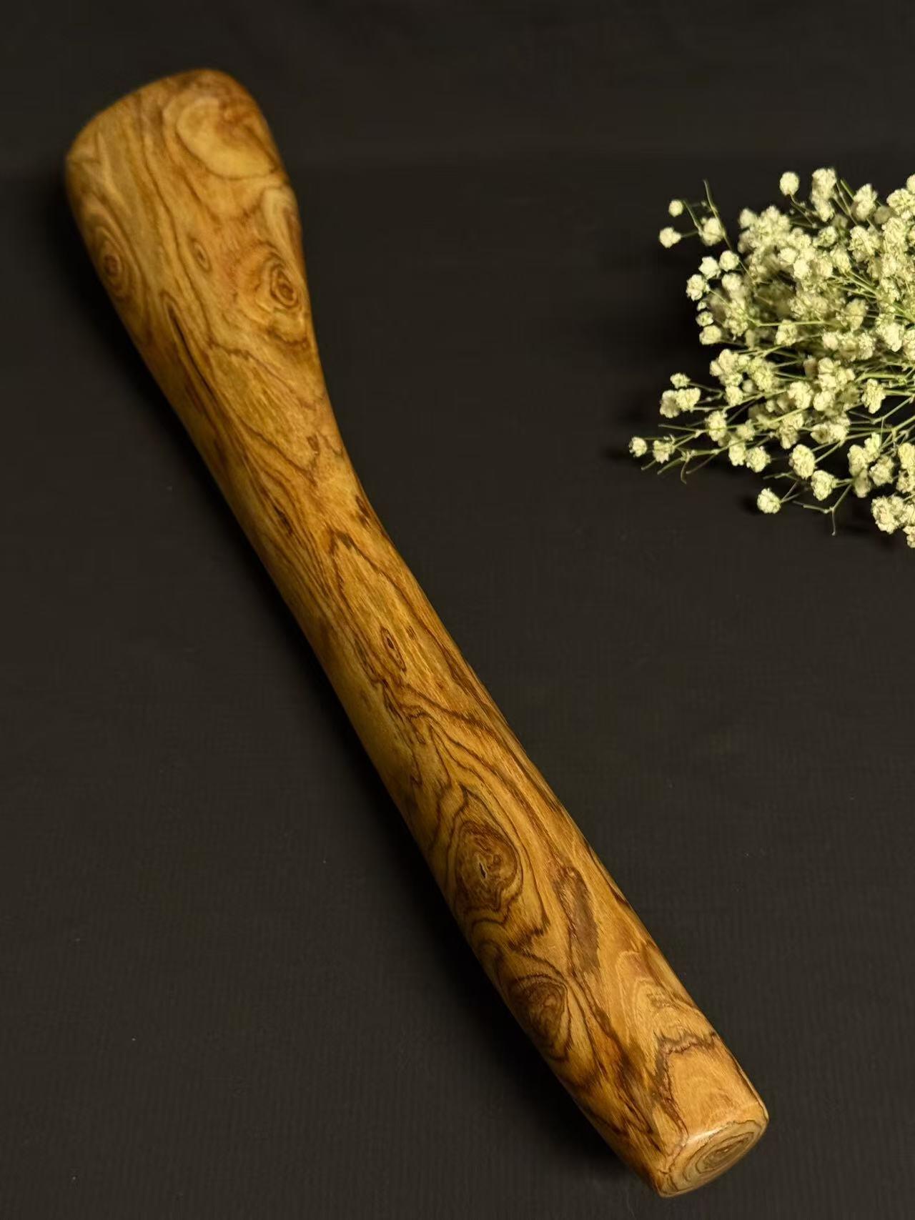 零元拍：NO.8终于在节前收到这批送出去加工的海南黄花梨随型把玩棍横财，这也许就是玩木头的乐趣吧，每一个花纹都独一无二，是自然与匠心的完美邂逅。 它保留了木材最本真的曲线，每一处起伏都像是时光在木头上留下的指纹。尺寸：453/37/80MM