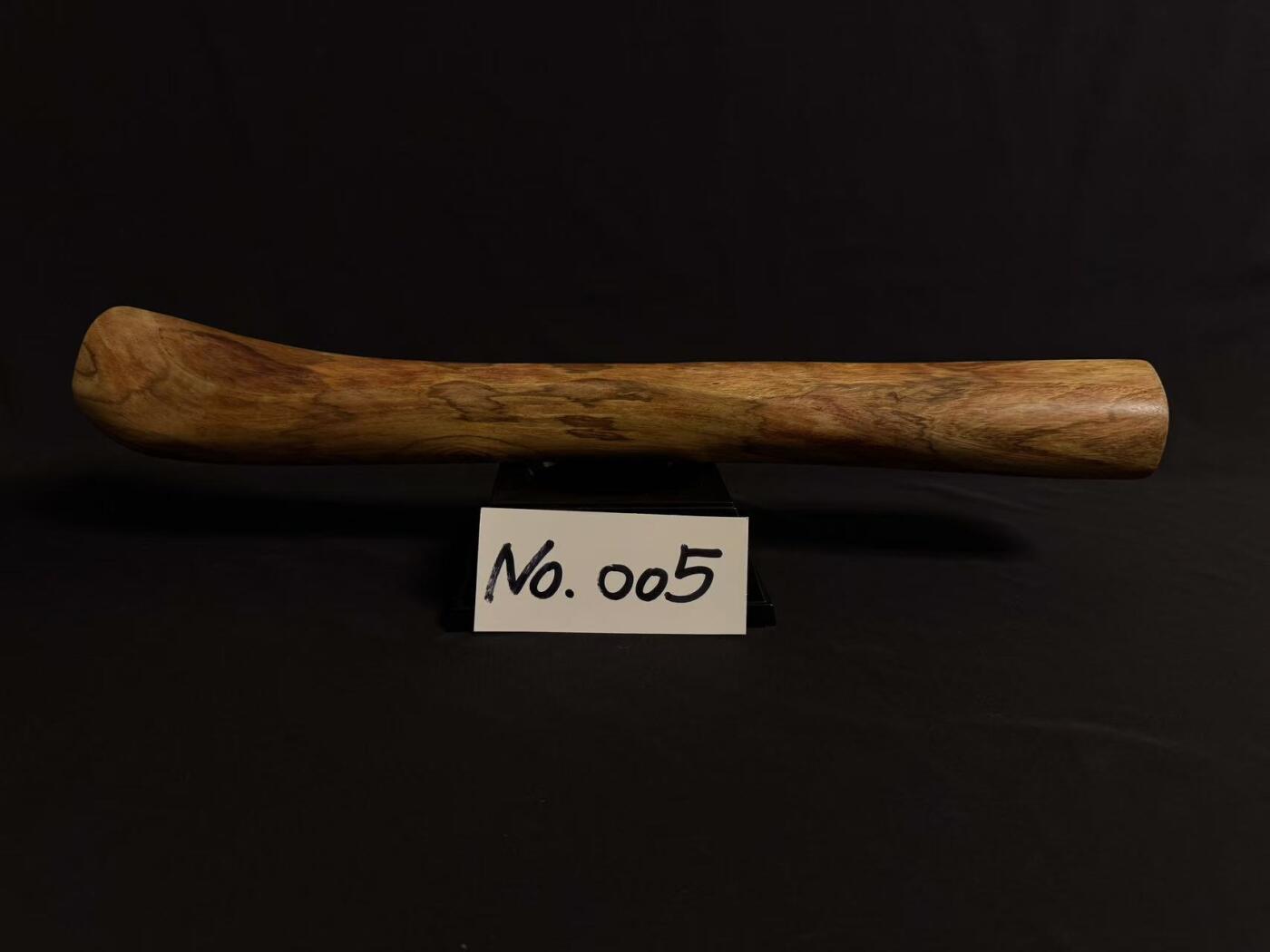 零元拍：NO.5终于在节前收到这批送出去加工的海南黄花梨随型把玩棍横财，这也许就是玩木头的乐趣吧，每一个花纹都独一无二，是自然与匠心的完美邂逅。 它保留了木材最本真的曲线，每一处起伏都像是时光在木头上留下的指纹。尺寸：430/45/50MM