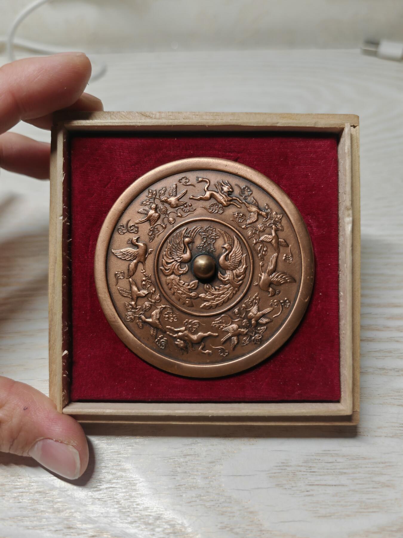 1977年日本文部省赠礼 凤凰瑞兽古镜纪念章 重159克