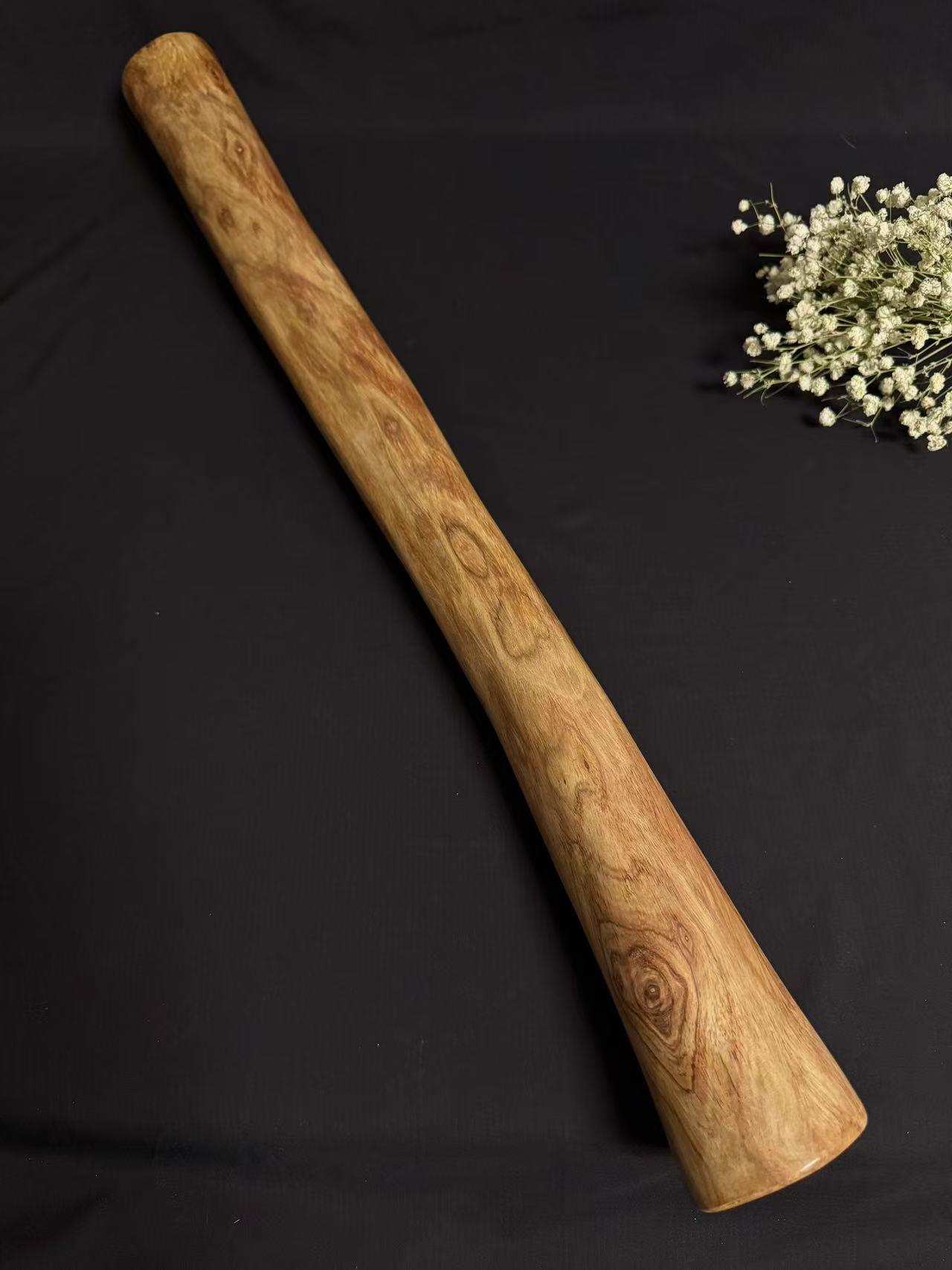 零元拍：NO.7终于在节前收到这批送出去加工的海南黄花梨随型把玩棍横财，这也许就是玩木头的乐趣吧，每一个花纹都独一无二，是自然与匠心的完美邂逅。 它保留了木材最本真的曲线，每一处起伏都像是时光在木头上留下的指纹。尺寸：626/55/60MM