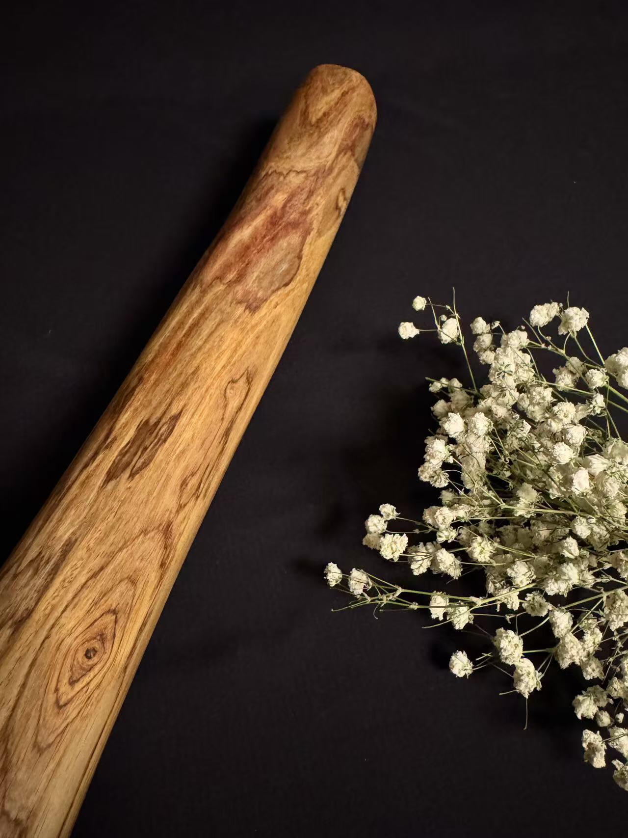 零元拍：NO.5终于在节前收到这批送出去加工的海南黄花梨随型把玩棍横财，这也许就是玩木头的乐趣吧，每一个花纹都独一无二，是自然与匠心的完美邂逅。 它保留了木材最本真的曲线，每一处起伏都像是时光在木头上留下的指纹。尺寸：430/45/50MM