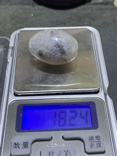 精美满冰飘糖心料战国红玛瑙随形桶珠一颗 精美满冰飘糖心料战国红玛瑙随形桶珠一颗