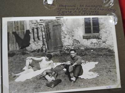 橙子收藏第四期 苏联陆军大尉，卫国战争前后期个人相册113张，伊万·瓦西里耶维奇战后驻守柏林，从农学青年蜕变为卫国战争铁血勇士的苏联英雄。他亲历卫国战争最惨烈的正面战场，凭浴血战功斩获早期上挂版一级卫国战争勋章、转轮版二级卫国战争勋章、红星勋章三枚核心战功勋章，及战功奖章、战胜德国奖章、攻克柏林奖章、英勇奖章四枚军功奖章