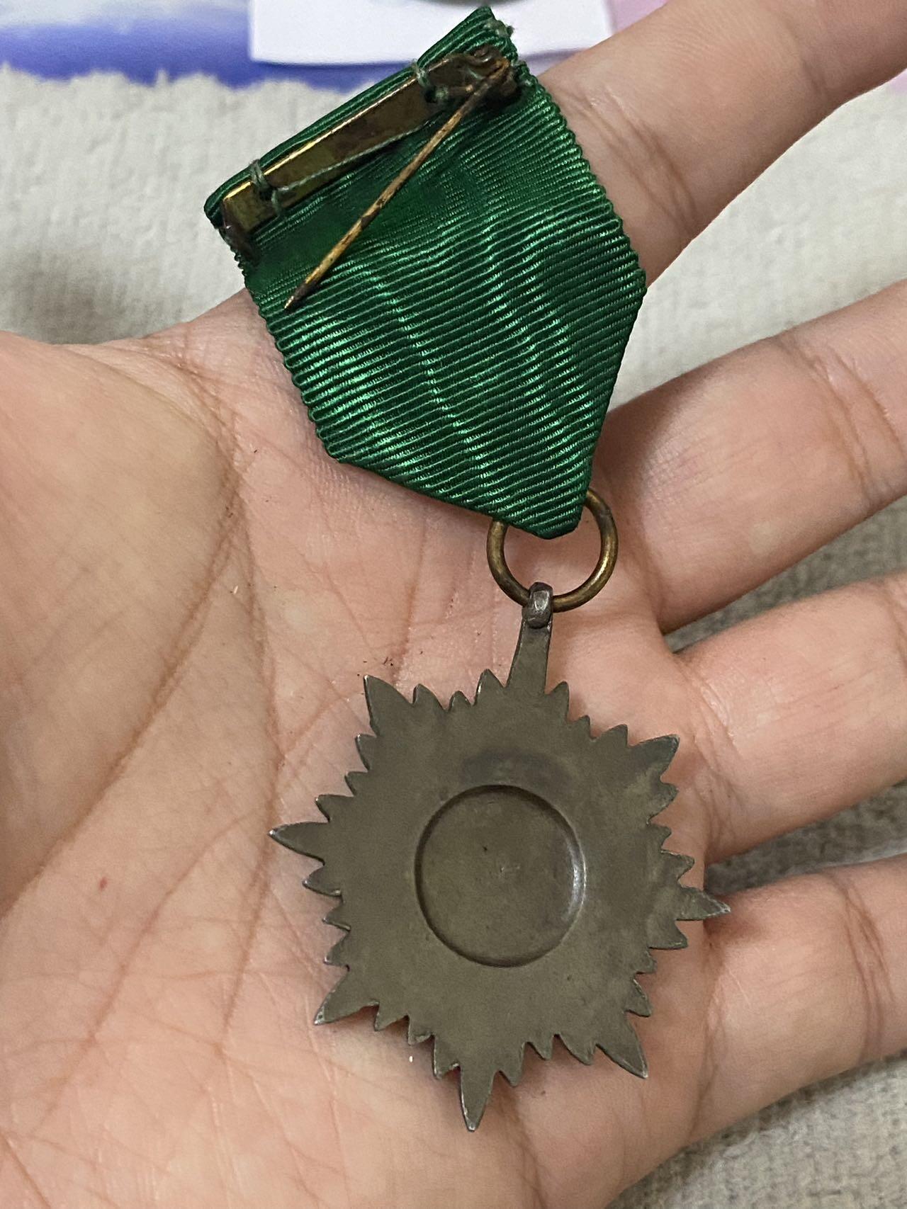 德国苏联勋章奖章年初拍卖 本次高价值物品较多 德因原因只上2-3图 具体的想要的请联系我要完整图。都经过讨论未标明则全部是原品，保真 放心拍。3月4日晚上九点结束在麦稀奇 找不到的加我qq或者微信都是184277308备注苏章拍卖。 珍爱和平 德 东方人民勇敢和功勋奖章 品相如图 实物实拍，所见即所得，售出非真假问题不退不换