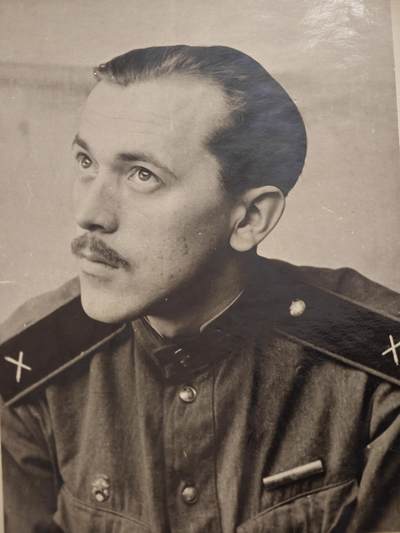 橙子收藏第四期 卫国战争时期 佩戴劳卫制证章的苏军炮兵军人银盐肖像老照片