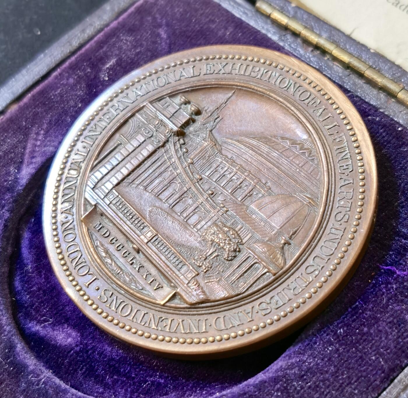 甄臻铺-世界币章拍卖（第52期），甄品场拍品征集中，送拍享返佣金等优惠多多