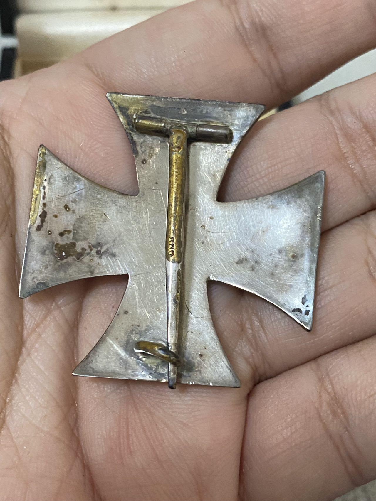 德国苏联勋章奖章年初拍卖 本次高价值物品较多 德因原因只上2-3图 具体的想要的请联系我要完整图。都经过讨论未标明则全部是原品，保真 放心拍。3月4日晚上九点结束在麦稀奇 找不到的加我qq或者微信都是184277308备注苏章拍卖。 珍爱和平 一战一级铁十字ww1 ek1 带原盒漆面疑似从新修复过 背面镜面一样非常漂亮 杆外中有800银标 内下有厂标L 应该是CD厂 比较稀少 实物实拍，所见即所得，售出非真假问题不退不换