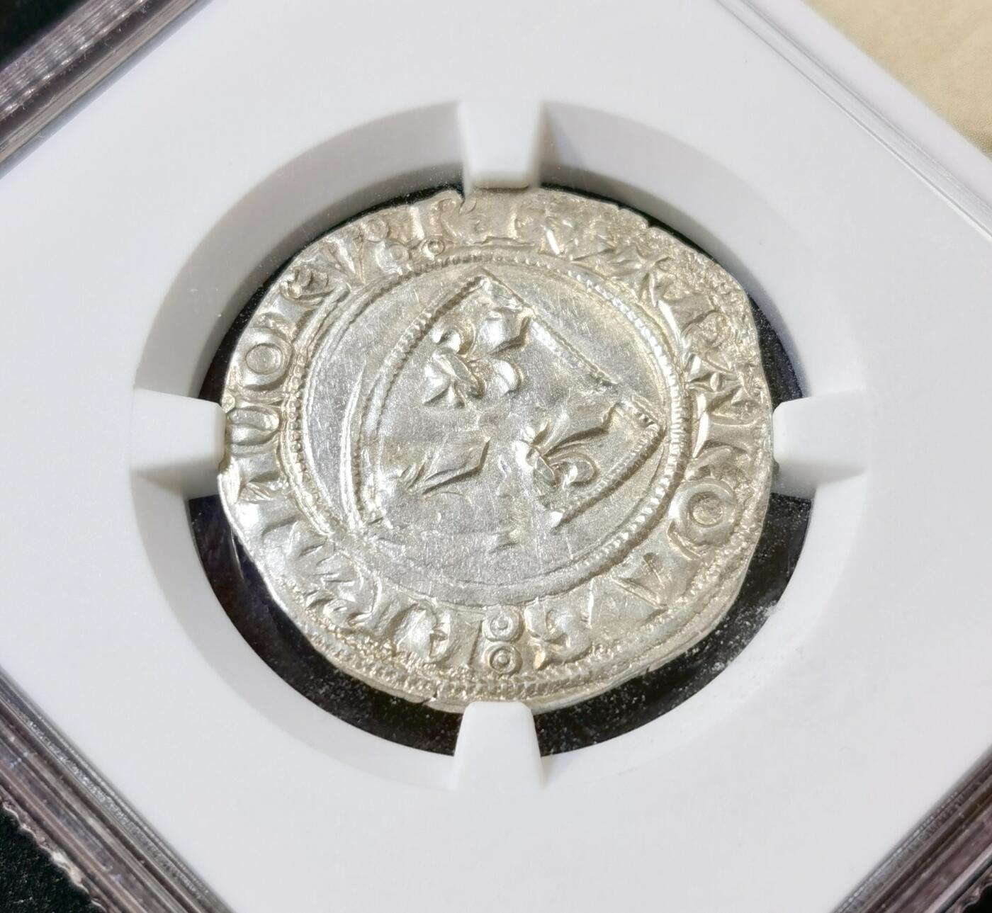 甄臻铺-世界币章拍卖（第52期），甄品场拍品征集中，送拍享返佣金等优惠多多 NGC-MS63 中世纪英法百年战争期间，法国查理六世打制银币，NGC中世纪特殊标签，疯王查理，亚军分更高分仅一枚，绝对的收藏级，全网仅见的分数，银光乍现，打制币能有此状态非常不易，之前的AU58就拍出了近3000元的价格