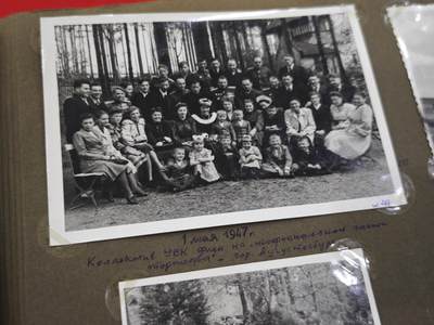 橙子收藏第四期 苏联陆军大尉，卫国战争前后期个人相册113张，伊万·瓦西里耶维奇战后驻守柏林，从农学青年蜕变为卫国战争铁血勇士的苏联英雄。他亲历卫国战争最惨烈的正面战场，凭浴血战功斩获早期上挂版一级卫国战争勋章、转轮版二级卫国战争勋章、红星勋章三枚核心战功勋章，及战功奖章、战胜德国奖章、攻克柏林奖章、英勇奖章四枚军功奖章