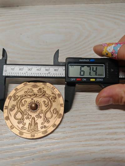 1984年日本国税监督员铜镜奖牌纪念章铜章徽章牌子，造币局制，这枚纪念章是日本国税系统宣传活动的实物见证，既承载了税务宣传的功能，也通过传统纹饰展现了日本官方纪念物的设计特点 1984年日本国税监督员铜镜奖牌纪念章铜章徽章牌子，造币局制，这枚纪念章是日本国税系统宣传活动的实物见证，既承载了税务宣传的功能，也通过传统纹饰展现了日本官方纪念物的设计特点