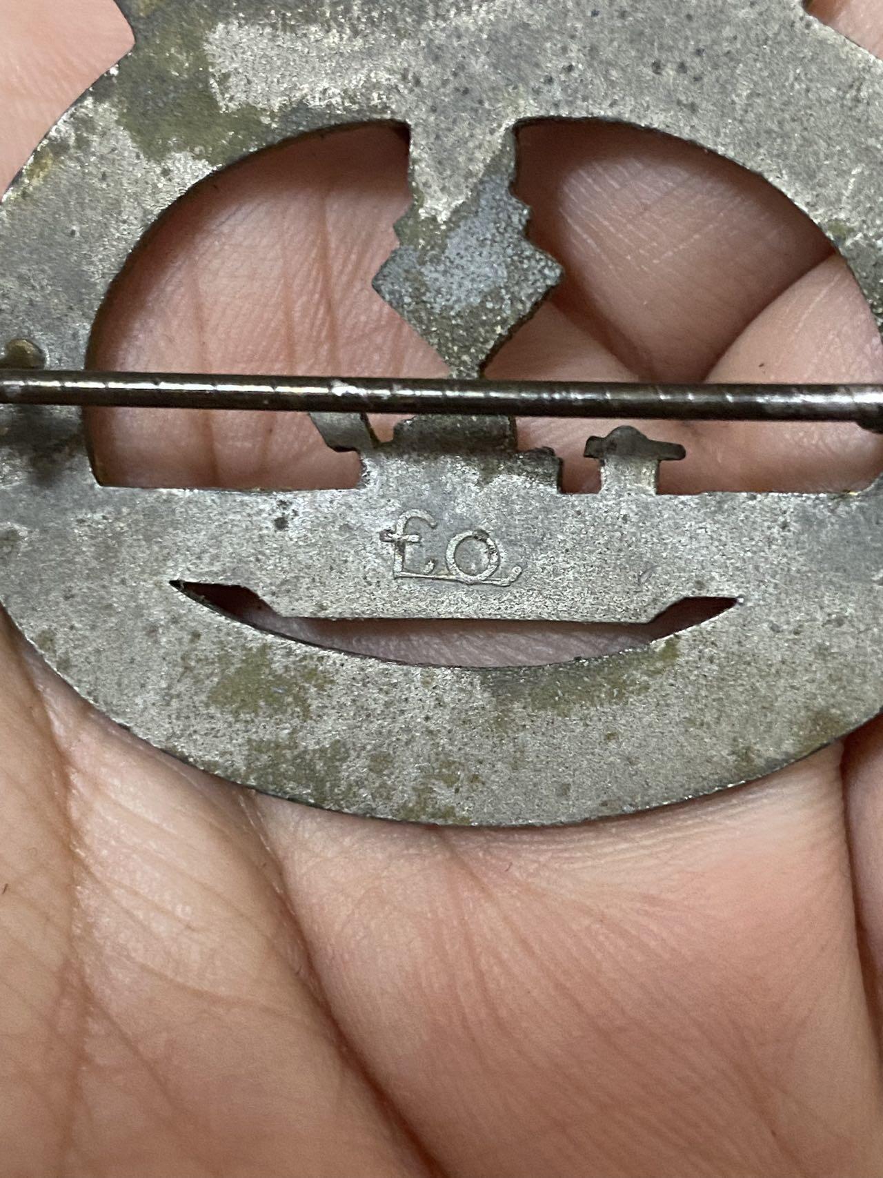 德国苏联勋章奖章年初拍卖 本次高价值物品较多 德因原因只上2-3图 具体的想要的请联系我要完整图。都经过讨论未标明则全部是原品，保真 放心拍。3月4日晚上九点结束在麦稀奇 找不到的加我qq或者微信都是184277308备注苏章拍卖。 珍爱和平 德 海章 U艇 潜艇 作战徽章 厂标清晰 非常稀有 品相如图 实物实拍，所见即所得，售出非真假问题不退不换