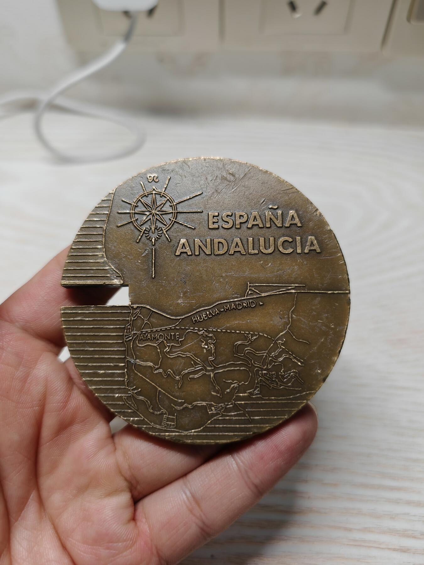 1986 年葡萄牙和西班牙合作建设瓜迪亚纳河国际大桥而制作，分别从葡西两国视角，结合各自的大区（阿尔加维、安达卢西亚 ）地理、国徽元素，记录和彰显这一跨境交通基础设施建设的重要事件，具有纪念葡西友好合作、区域交通发展的意义 ，很有设计感，可拆可合