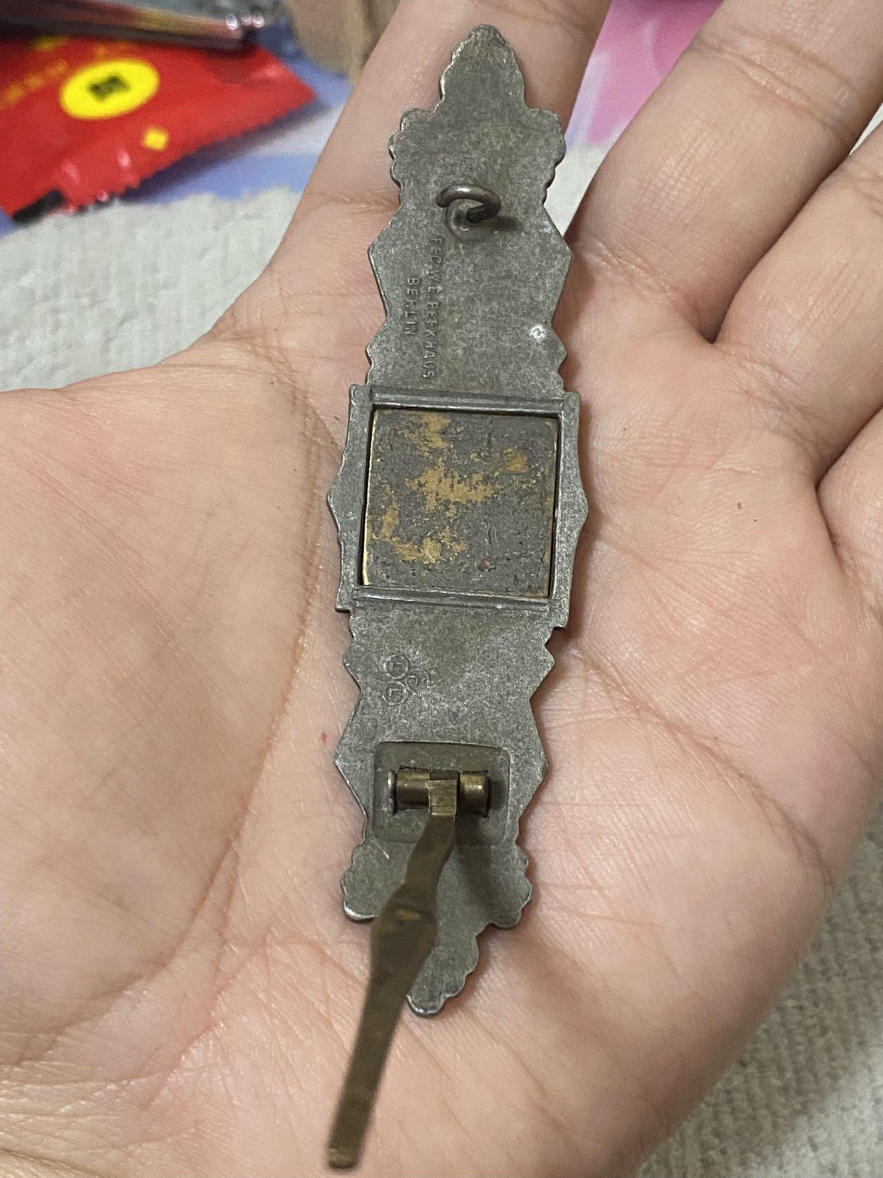 德国苏联勋章奖章年初拍卖 本次高价值物品较多 德因原因只上2-3图 具体的想要的请联系我要完整图。都经过讨论未标明则全部是原品，保真 放心拍。3月4日晚上九点结束在麦稀奇 找不到的加我qq或者微信都是184277308备注苏章拍卖。 珍爱和平 德 铜级CCC近战勋饰 品相非常好 厂标清晰 非常稀少  品相如图 实物实拍，所见即所得，售出非真假问题不退不换