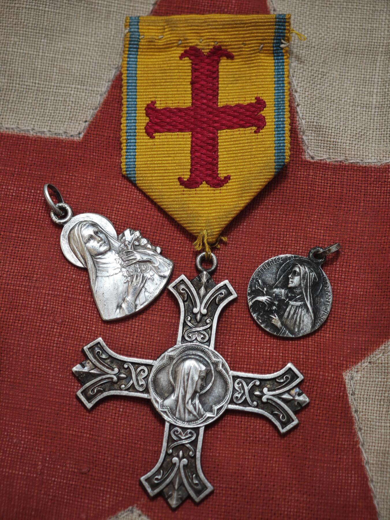 橙子收藏第四期 法国阿拉斯教区圣奥梅尔-布洛涅十字勋章及宗教圣牌组(银质)