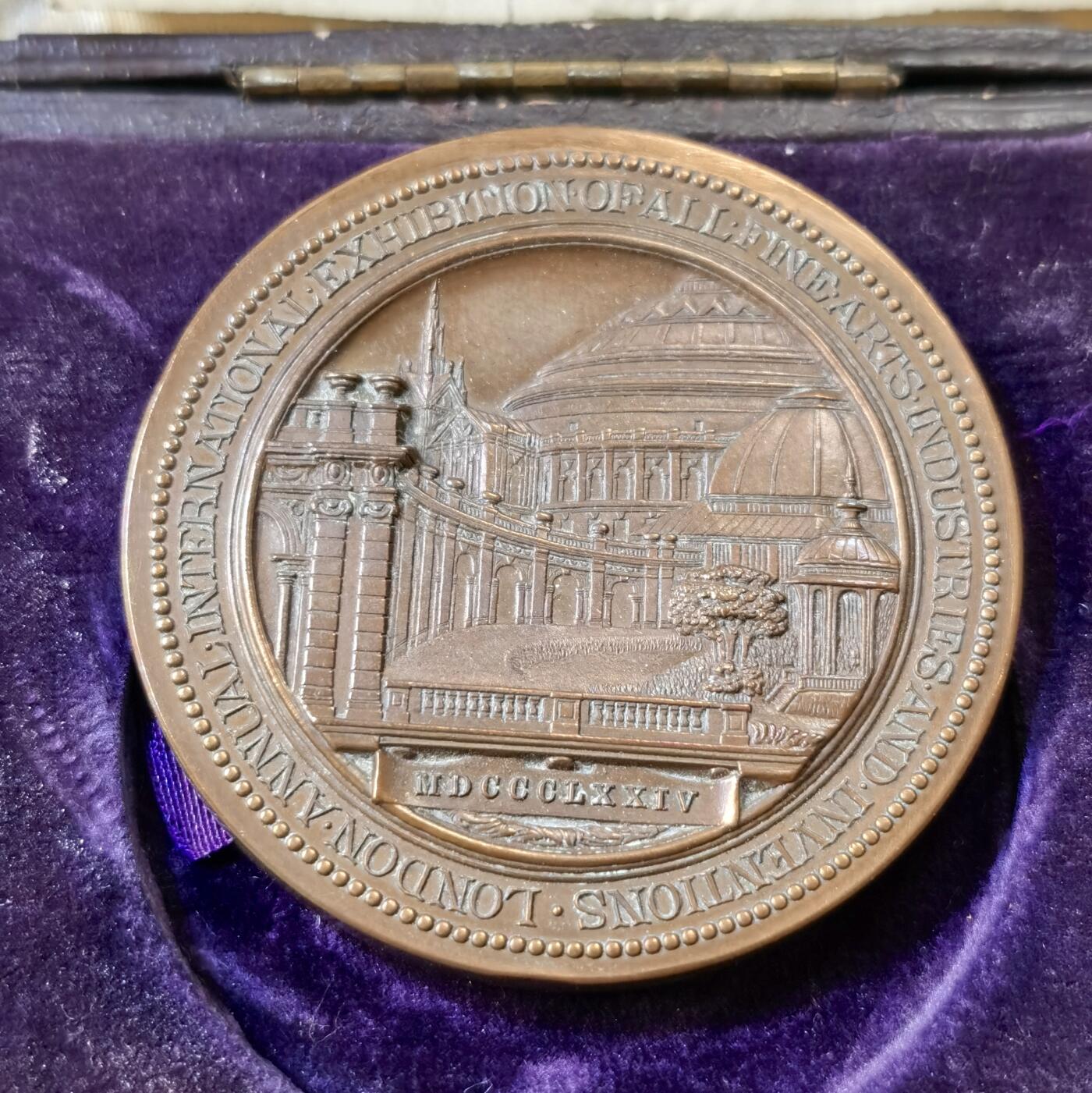 甄臻铺-世界币章拍卖（第52期），甄品场拍品征集中，送拍享返佣金等优惠多多