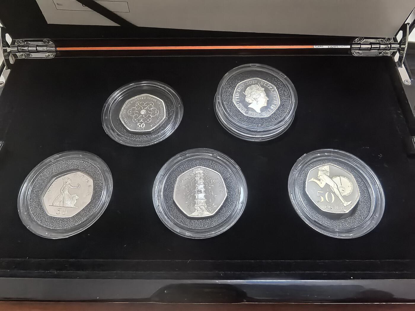 长老汇马年精选第五场拍卖 2019英国50便士发行50周年5枚精制加厚银币套装，文化版，钢琴烤漆木盒，1220套，含稀缺的邱园中国塔50便士，灵感来自于南京大报恩寺塔