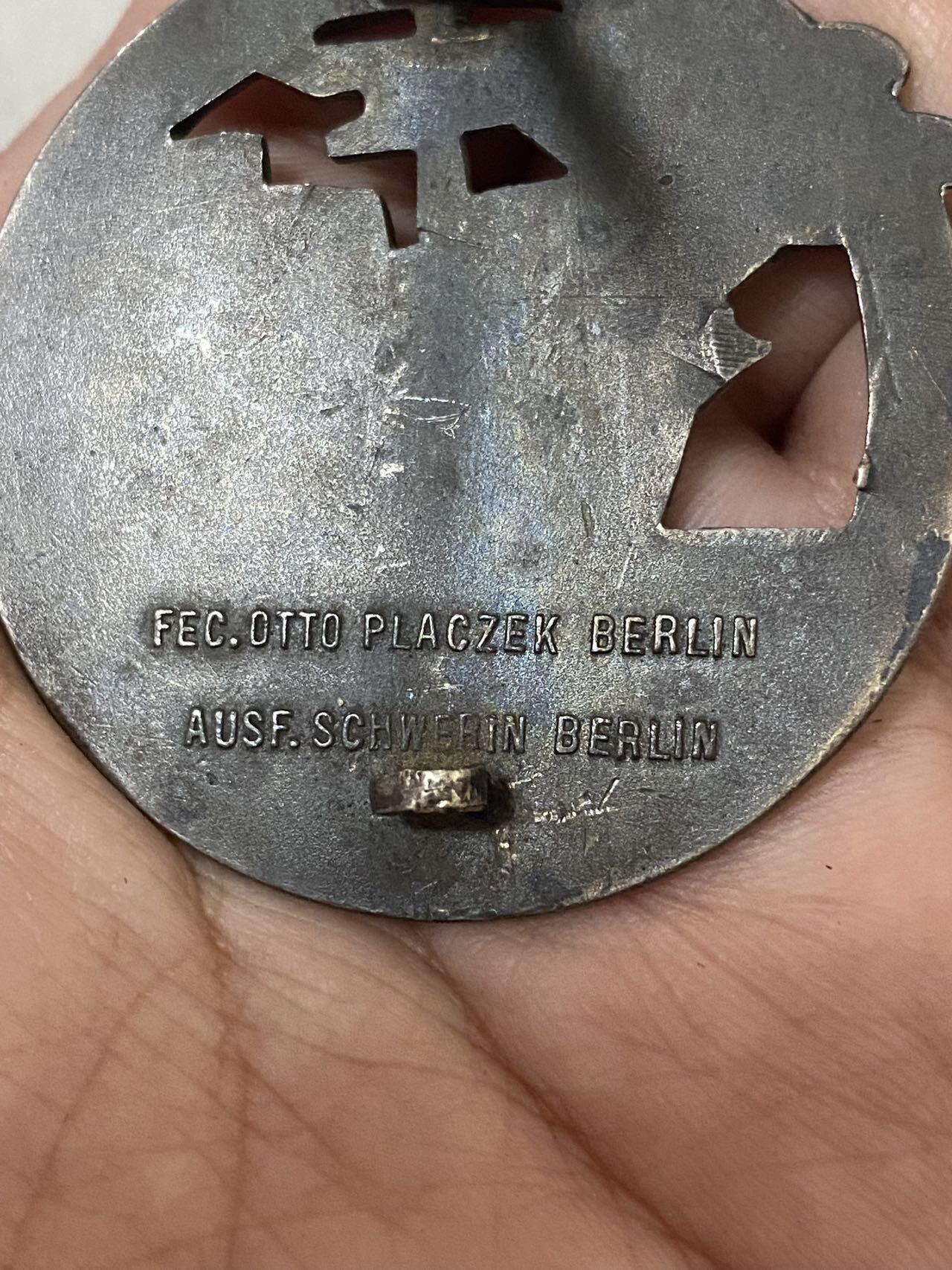 德国苏联勋章奖章年初拍卖 本次高价值物品较多 德因原因只上2-3图 具体的想要的请联系我要完整图。都经过讨论未标明则全部是原品，保真 放心拍。3月4日晚上九点结束在麦稀奇 找不到的加我qq或者微信都是184277308备注苏章拍卖。 珍爱和平 德 突破封锁章 设计生产双标 存世量非常少 为最具辨识度和保真的施韦林厂版本  品相非常好 厂标清晰 非常稀少  品相如图 实物实拍，所见即所得，售出非真假问题不退不换