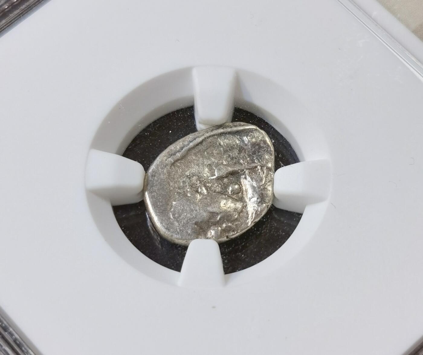 甄臻铺-世界币章拍卖（第52期），甄品场拍品征集中，送拍享返佣金等优惠多多 NGC-VF 马年买马币，公元前1世纪中期，高卢地区埃杜伊部落打制币，蛮族，正面罗马女神，背面马，凯尔特风格明显，马的肌肉线条清晰可见，此品种国内非常罕见