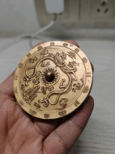 1984年日本国税监督员铜镜奖牌纪念章铜章徽章牌子，造币局制，这枚纪念章是日本国税系统宣传活动的实物见证，既承载了税务宣传的功能，也通过传统纹饰展现了日本官方纪念物的设计特点 1984年日本国税监督员铜镜奖牌纪念章铜章徽章牌子，造币局制，这枚纪念章是日本国税系统宣传活动的实物见证，既承载了税务宣传的功能，也通过传统纹饰展现了日本官方纪念物的设计特点