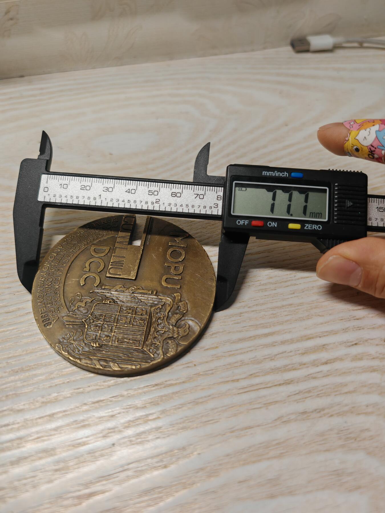 1986 年葡萄牙和西班牙合作建设瓜迪亚纳河国际大桥而制作，分别从葡西两国视角，结合各自的大区（阿尔加维、安达卢西亚 ）地理、国徽元素，记录和彰显这一跨境交通基础设施建设的重要事件，具有纪念葡西友好合作、区域交通发展的意义 ，很有设计感，可拆可合