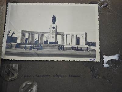 橙子收藏第四期 苏联陆军大尉，卫国战争前后期个人相册113张，伊万·瓦西里耶维奇战后驻守柏林，从农学青年蜕变为卫国战争铁血勇士的苏联英雄。他亲历卫国战争最惨烈的正面战场，凭浴血战功斩获早期上挂版一级卫国战争勋章、转轮版二级卫国战争勋章、红星勋章三枚核心战功勋章，及战功奖章、战胜德国奖章、攻克柏林奖章、英勇奖章四枚军功奖章