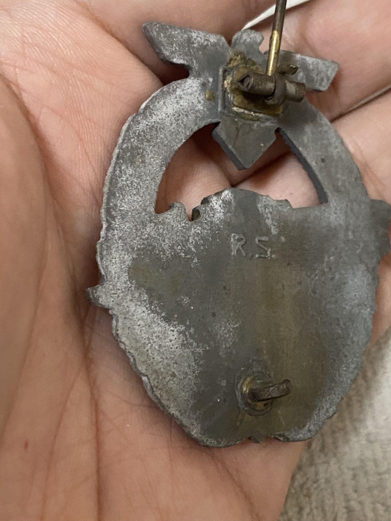 德国苏联勋章奖章年初拍卖 本次高价值物品较多 德因原因只上2-3图 具体的想要的请联系我要完整图。都经过讨论未标明则全部是原品，保真 放心拍。3月4日晚上九点结束在麦稀奇 找不到的加我qq或者微信都是184277308备注苏章拍卖。 珍爱和平 德 海章 S艇作战徽章 非常稀有 品相如图 实物实拍，所见即所得，售出非真假问题不退不换