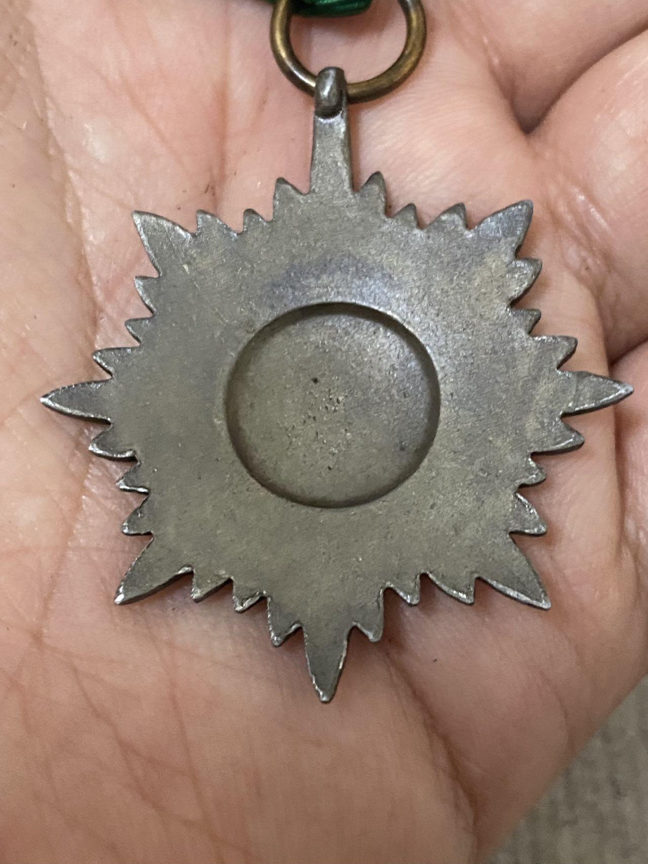 德国苏联勋章奖章年初拍卖 本次高价值物品较多 德因原因只上2-3图 具体的想要的请联系我要完整图。都经过讨论未标明则全部是原品，保真 放心拍。3月4日晚上九点结束在麦稀奇 找不到的加我qq或者微信都是184277308备注苏章拍卖。 珍爱和平 德 东方人民勇敢和功勋奖章 品相如图 实物实拍，所见即所得，售出非真假问题不退不换