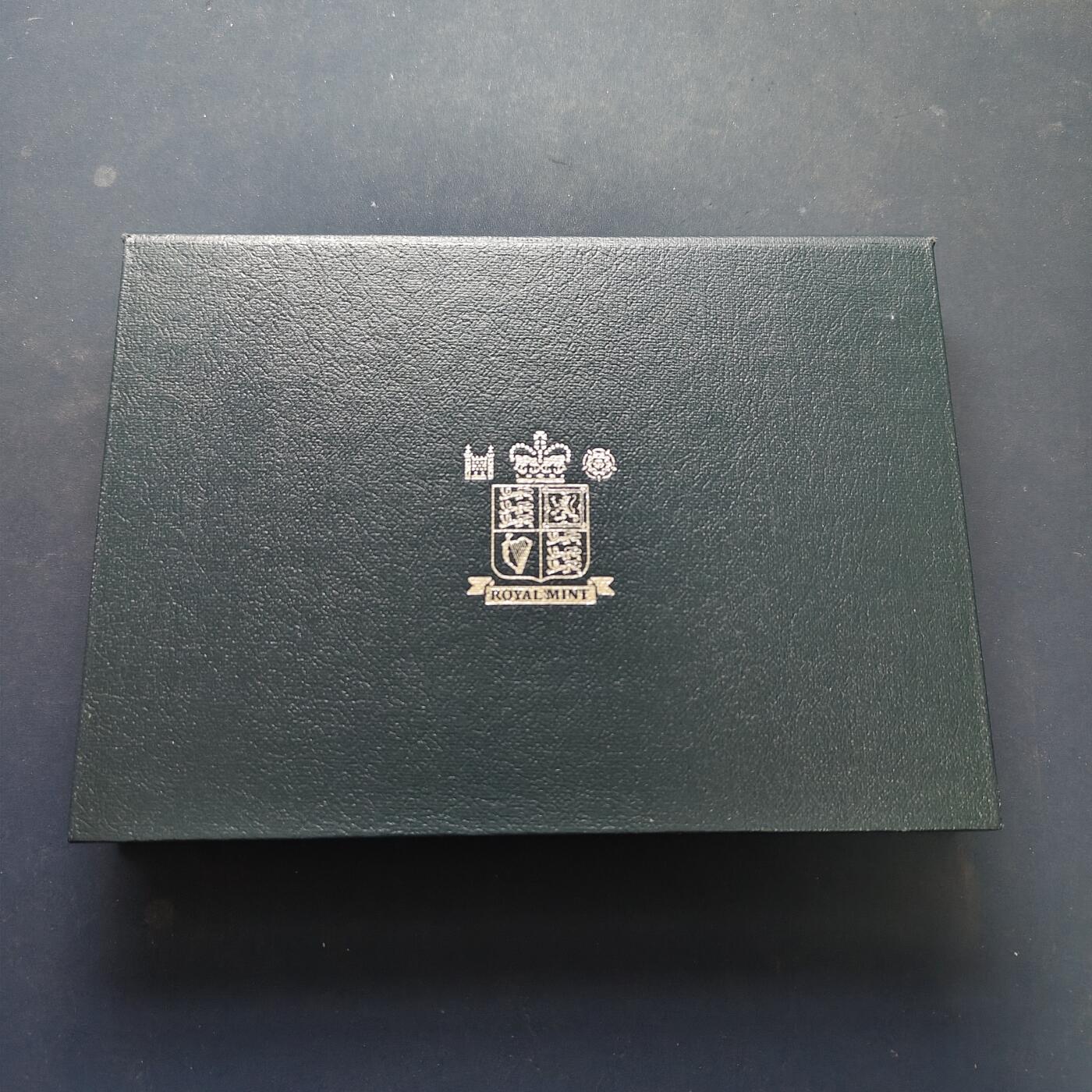 【全场包邮】纯粹捡漏拍507场-持续更新中 英国1994年官方蓝本精制套币-盒证全-含2镑英格兰银行300周年+1镑苏格兰狮徽+50便士D-DAY五十周年（获奖币）精制纪念币