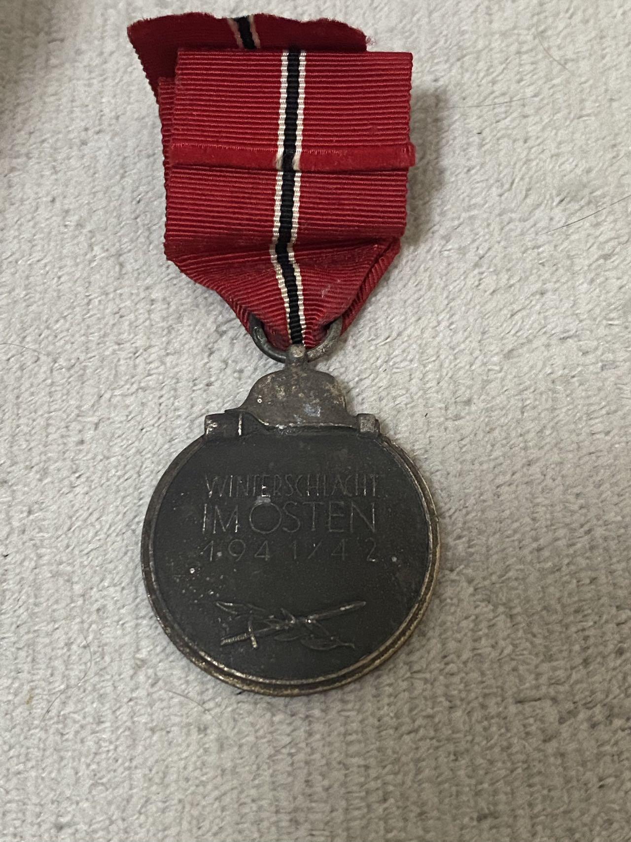 德国苏联勋章奖章年初拍卖 本次高价值物品较多 德因原因只上2-3图 具体的想要的请联系我要完整图。都经过讨论未标明则全部是原品，保真 放心拍。3月4日晚上九点结束在麦稀奇 找不到的加我qq或者微信都是184277308备注苏章拍卖。 珍爱和平 德 东线冬季作战奖章 冻肉 品相如图 实物实拍，所见即所得，售出非真假问题不退不换