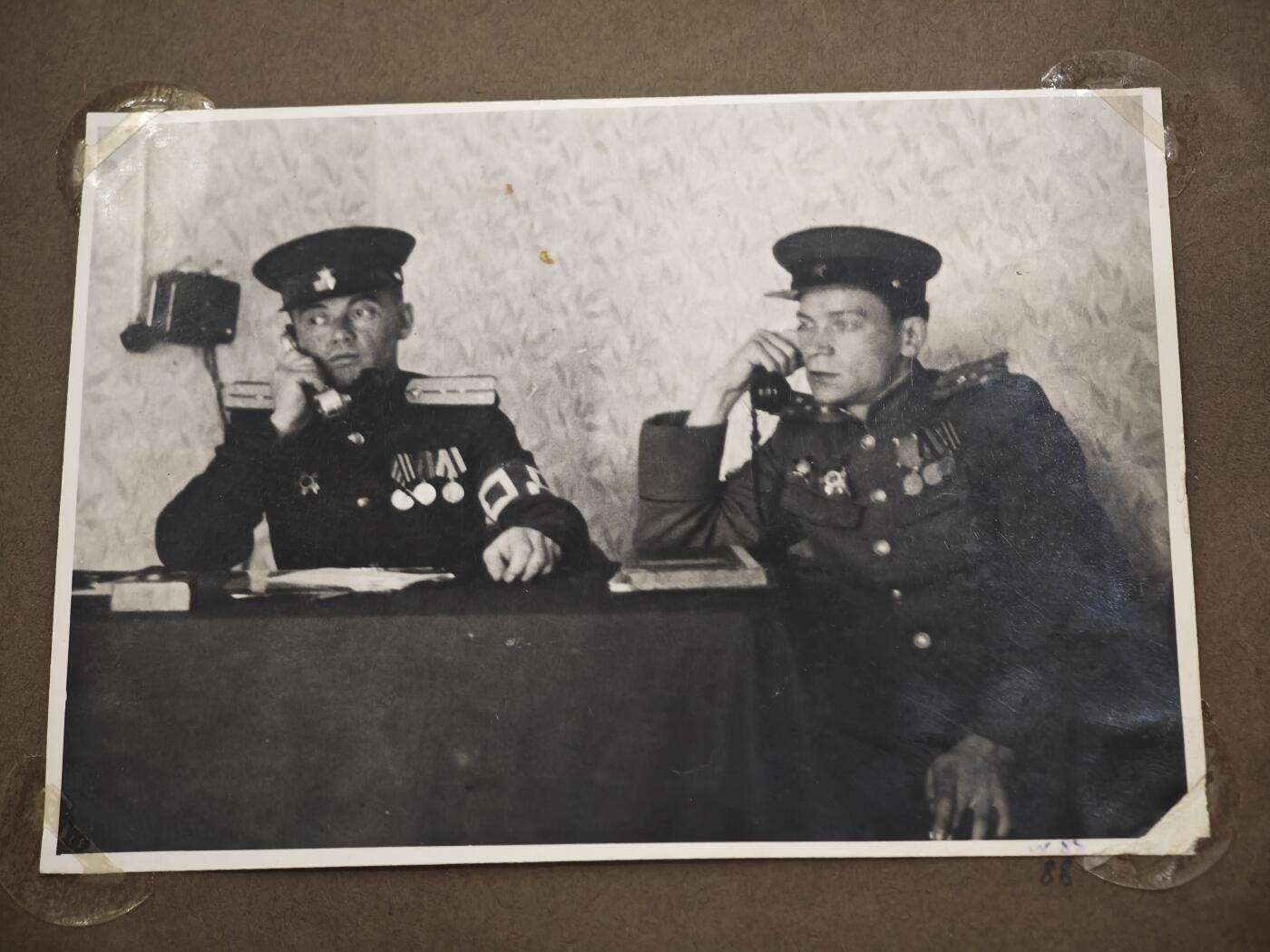 橙子收藏第四期 苏联陆军大尉，卫国战争前后期个人相册113张，伊万·瓦西里耶维奇战后驻守柏林，从农学青年蜕变为卫国战争铁血勇士的苏联英雄。他亲历卫国战争最惨烈的正面战场，凭浴血战功斩获早期上挂版一级卫国战争勋章、转轮版二级卫国战争勋章、红星勋章三枚核心战功勋章，及战功奖章、战胜德国奖章、攻克柏林奖章、英勇奖章四枚军功奖章