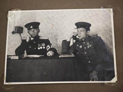 橙子收藏第四期 苏联陆军大尉，卫国战争前后期个人相册113张，伊万·瓦西里耶维奇战后驻守柏林，从农学青年蜕变为卫国战争铁血勇士的苏联英雄。他亲历卫国战争最惨烈的正面战场，凭浴血战功斩获早期上挂版一级卫国战争勋章、转轮版二级卫国战争勋章、红星勋章三枚核心战功勋章，及战功奖章、战胜德国奖章、攻克柏林奖章、英勇奖章四枚军功奖章