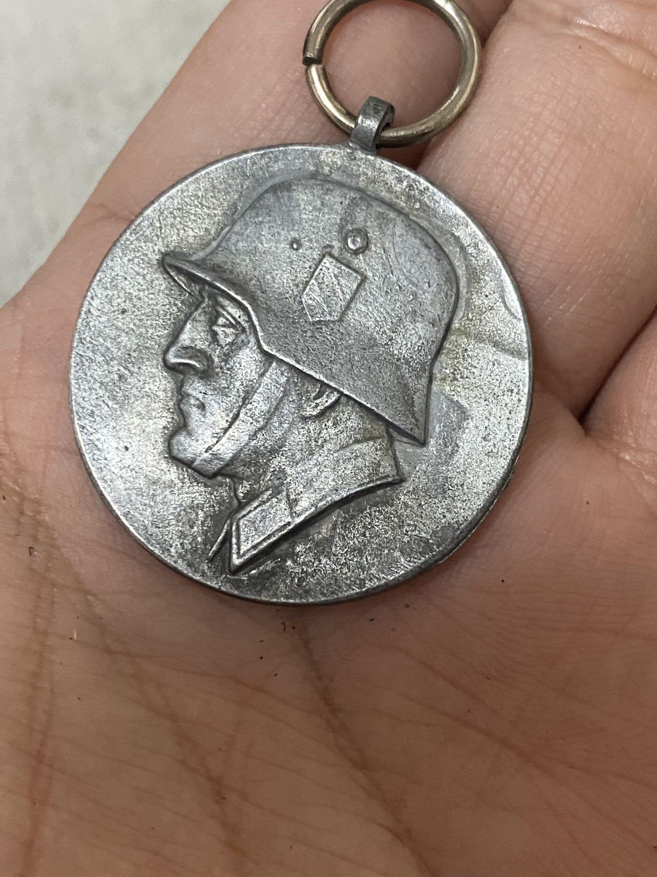 德国苏联勋章奖章年初拍卖 本次高价值物品较多 德因原因只上2-3图 具体的想要的请联系我要完整图。都经过讨论未标明则全部是原品，保真 放心拍。3月4日晚上九点结束在麦稀奇 找不到的加我qq或者微信都是184277308备注苏章拍卖。