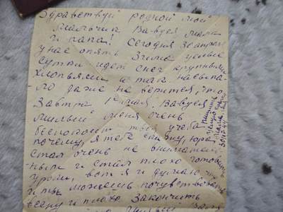 橙子收藏第四期 是一封1939年11月26日从列宁格勒（现圣彼得堡）寄出的家书，寄信人是一位名叫米利维（Мильви）的年轻女性，收信人是她的父母。信中充满了对家人的思念、对学业的叮嘱，以及对战争阴云下未来的担忧。(AI生成翻译)