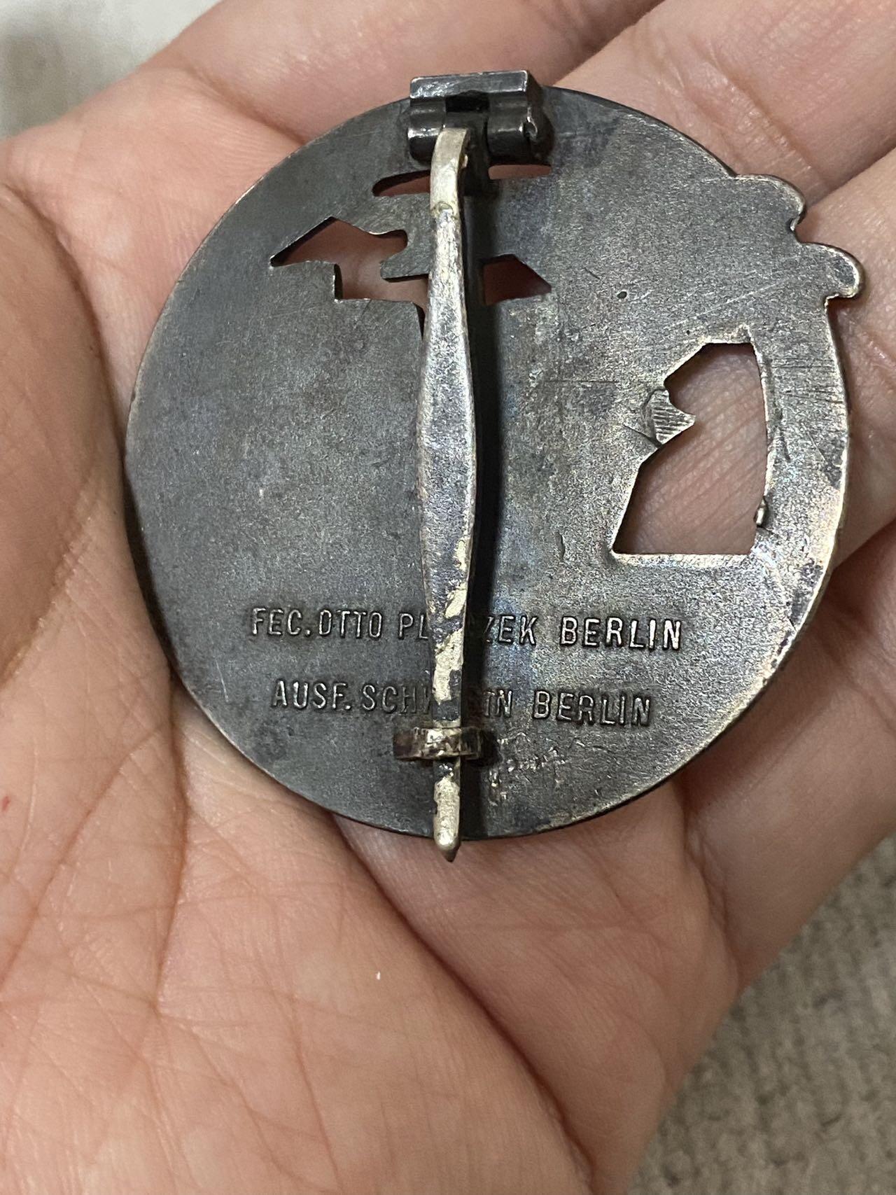 德国苏联勋章奖章年初拍卖 本次高价值物品较多 德因原因只上2-3图 具体的想要的请联系我要完整图。都经过讨论未标明则全部是原品，保真 放心拍。3月4日晚上九点结束在麦稀奇 找不到的加我qq或者微信都是184277308备注苏章拍卖。 珍爱和平 德 突破封锁章 设计生产双标 存世量非常少 为最具辨识度和保真的施韦林厂版本  品相非常好 厂标清晰 非常稀少  品相如图 实物实拍，所见即所得，售出非真假问题不退不换