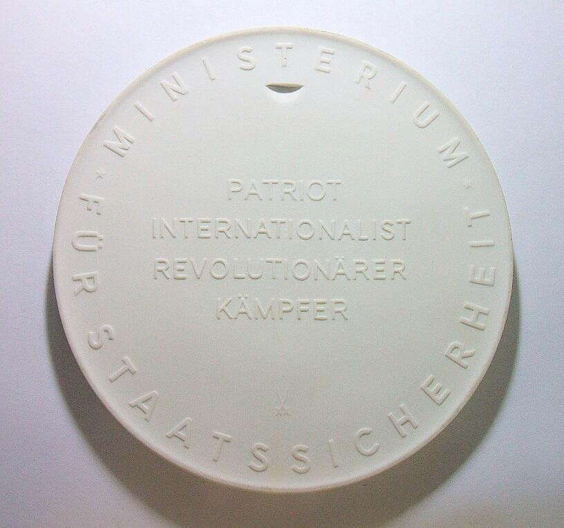 【艺术】德国艺术大章 共产党领导人舒尔茨高浮雕超巨型白色陶章 165MM 438克