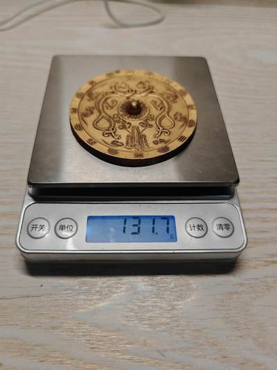 1984年日本国税监督员铜镜奖牌纪念章铜章徽章牌子，造币局制，这枚纪念章是日本国税系统宣传活动的实物见证，既承载了税务宣传的功能，也通过传统纹饰展现了日本官方纪念物的设计特点 1984年日本国税监督员铜镜奖牌纪念章铜章徽章牌子，造币局制，这枚纪念章是日本国税系统宣传活动的实物见证，既承载了税务宣传的功能，也通过传统纹饰展现了日本官方纪念物的设计特点